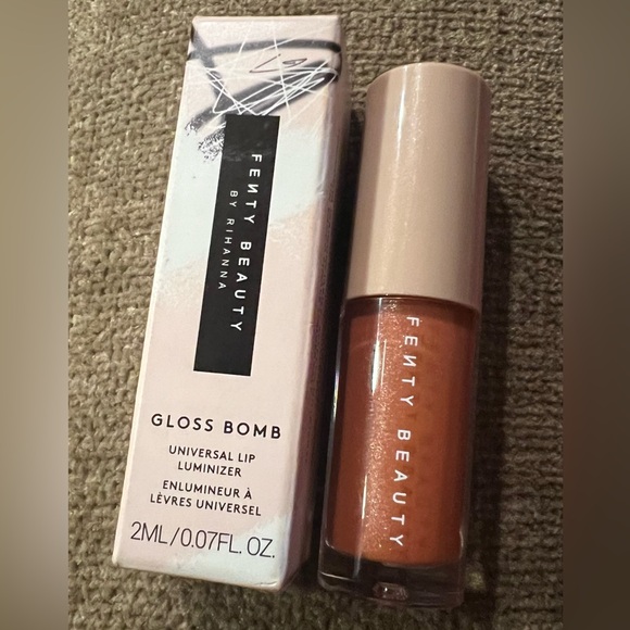 Fenty Beauty 
Gloss Bomb Universal Lip Luminizer-Fenty Glow 2 ML/0.07 oz - Picture 2 of 3